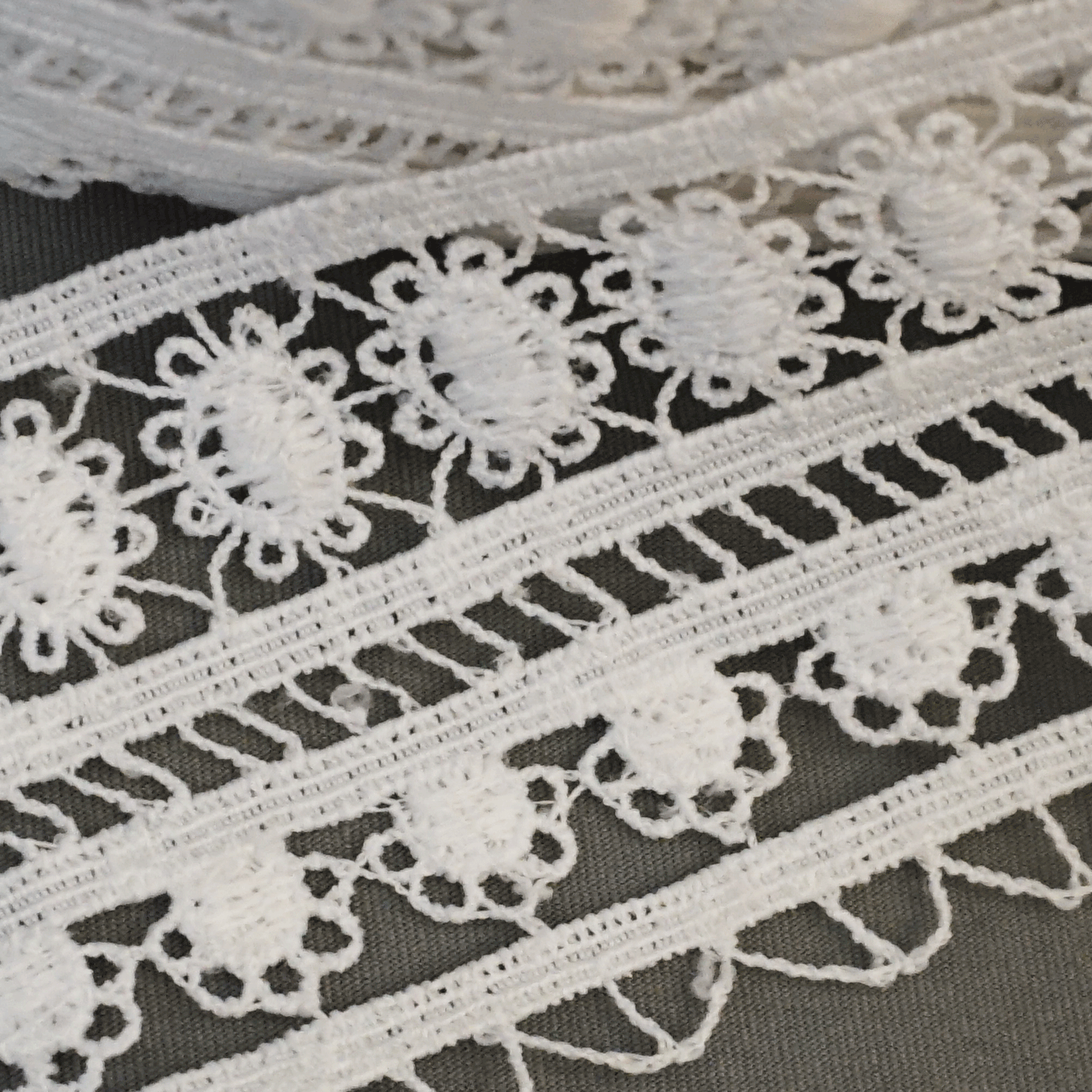 GPO LACE ; 100% DULL POLYSTER ; LE-5982A